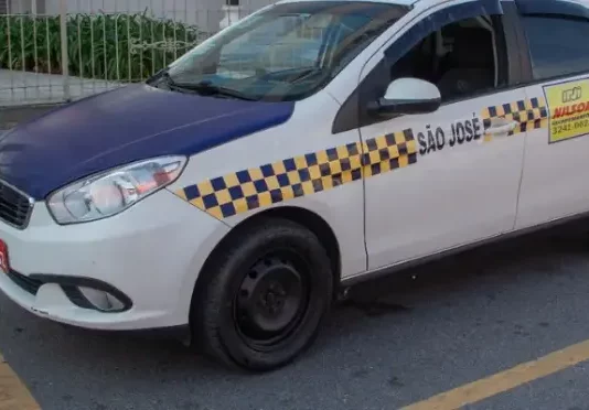 São José atualiza regras dos táxis e padroniza uniformes dos motoristas Táxi parado em um ponto da cidade, usado para representar as novas regras dos táxis em São José.