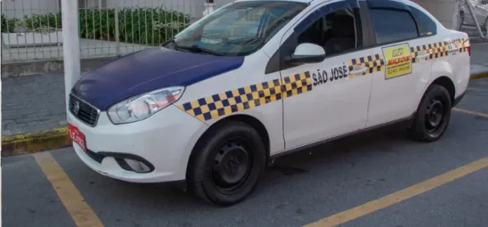 táxi São José (1) Táxi parado em um ponto da cidade, usado para representar as novas regras dos táxis em São José.