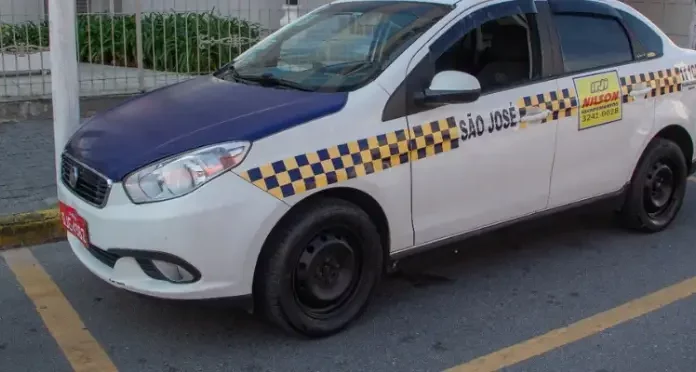 São José atualiza regras dos táxis e padroniza uniformes dos motoristas Táxi parado em um ponto da cidade, usado para representar as novas regras dos táxis em São José.