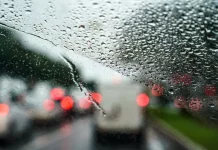 Temporais e chuva intensa aumentam o risco de alagamentos e deslizamentos em Santa Catarina parabrisa de carro com chuva, demonstando temporais e chuva intensa em SC