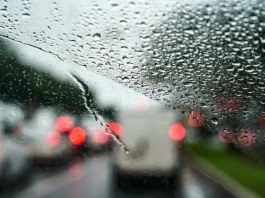 parabrisa de carro com chuva, demonstando temporais e chuva intensa em SC
