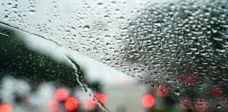 parabrisa de carro com chuva, demonstando temporais e chuva intensa em SC