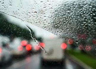 Temporais e chuva intensa aumentam o risco de alagamentos e deslizamentos em Santa Catarina parabrisa de carro com chuva, demonstando temporais e chuva intensa em SC