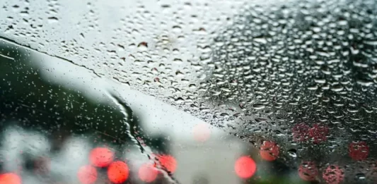 parabrisa de carro com chuva, demonstando temporais e chuva intensa em SC