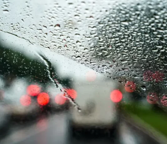 parabrisa de carro com chuva, demonstando temporais e chuva intensa em SC