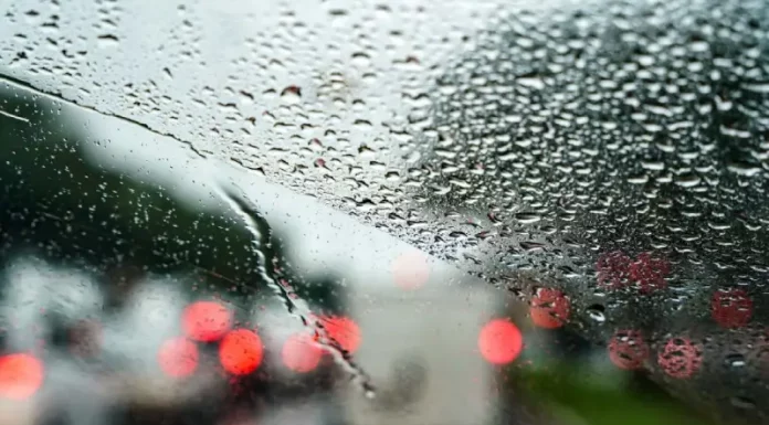 parabrisa de carro com chuva, demonstando temporais e chuva intensa em SC