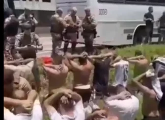 Torcedores atacam ônibus rival e bloqueiam BR-101 em Santa Catarina Torcedores ajoelhados no chão sendo detidos por policiais durante a ação que conteve o confronto na BR-101.