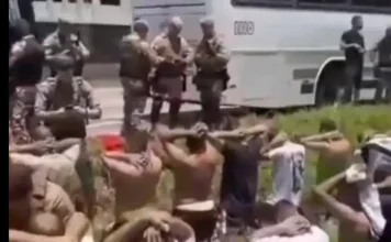 Torcedores atacam ônibus rival e bloqueiam BR-101 em Santa Catarina Torcedores ajoelhados no chão sendo detidos por policiais durante a ação que conteve o confronto na BR-101.