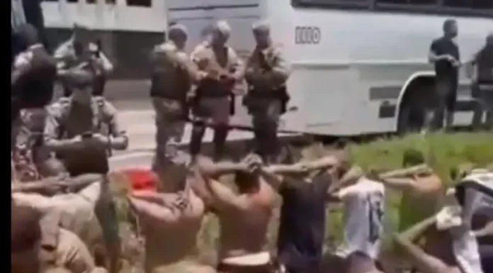 Torcedores ajoelhados no chão sendo detidos por policiais durante a ação que conteve o confronto na BR-101.