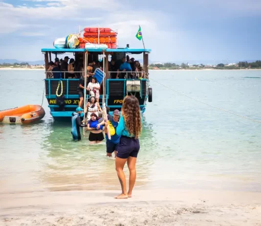 Florianópolis abre credenciamento para transporte à Ilha do Campeche para a temporada 2025/2026 Embarcação de transporte turístico desembarca passageiros na Ilha do Campeche, ilustrando o acesso de visitantes à unidade de conservação.
