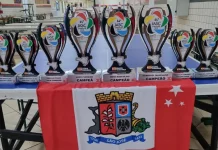 Conjunto de troféus conquistados por São José no Jasc expostos sobre uma mesa, destacando os resultados e o desempenho das equipes do município.