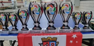 Conjunto de troféus conquistados por São José no Jasc expostos sobre uma mesa, destacando os resultados e o desempenho das equipes do município.