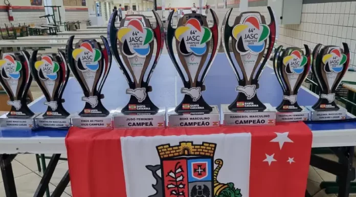 São José encerra participação nos Jasc na liderança do quadro geral de medalhas Conjunto de troféus conquistados por São José no Jasc expostos sobre uma mesa, destacando os resultados e o desempenho das equipes do município.
