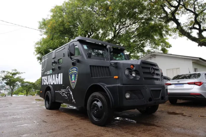 veículo Blindado Chapecó Foto do veículo blindado Tsunami da Guarda Municipal de Chapecó, usada para ilustrar o reforço na estrutura de segurança do município.