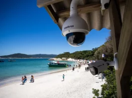 Câmeras de videomonitoramento instaladas na Ilha do Campeche registram o movimento de visitantes e embarcações para reforçar a fiscalização ambiental e o controle de desembarque.