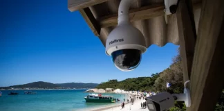 Câmeras de videomonitoramento instaladas na Ilha do Campeche registram o movimento de visitantes e embarcações para reforçar a fiscalização ambiental e o controle de desembarque.
