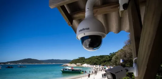 Câmeras de videomonitoramento instaladas na Ilha do Campeche registram o movimento de visitantes e embarcações para reforçar a fiscalização ambiental e o controle de desembarque.