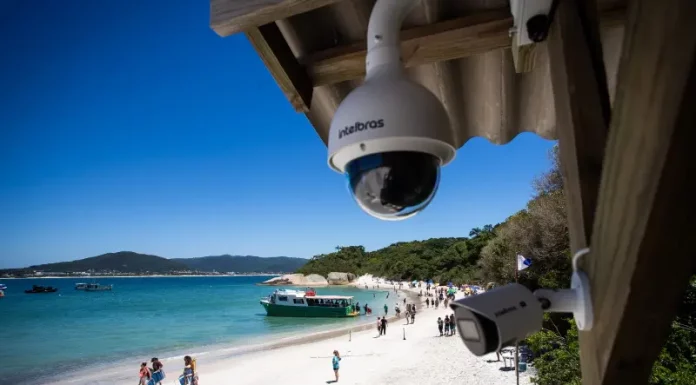 Câmeras de videomonitoramento instaladas na Ilha do Campeche registram o movimento de visitantes e embarcações para reforçar a fiscalização ambiental e o controle de desembarque.