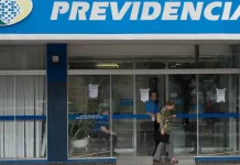 Foto da fachada de uma agência do INSS, mostrando a entrada do prédio e a identificação do órgão para ilustrar atendimento presencial.