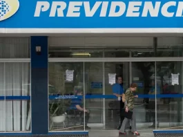 Foto da fachada de uma agência do INSS, mostrando a entrada do prédio e a identificação do órgão para ilustrar atendimento presencial.