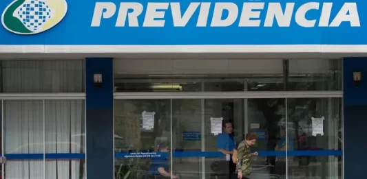 INSS abre agências neste fim de semana para antecipar atendimentos Foto da fachada de uma agência do INSS, mostrando a entrada do prédio e a identificação do órgão para ilustrar atendimento presencial.