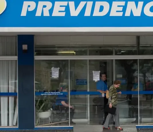 Foto da fachada de uma agência do INSS, mostrando a entrada do prédio e a identificação do órgão para ilustrar atendimento presencial.