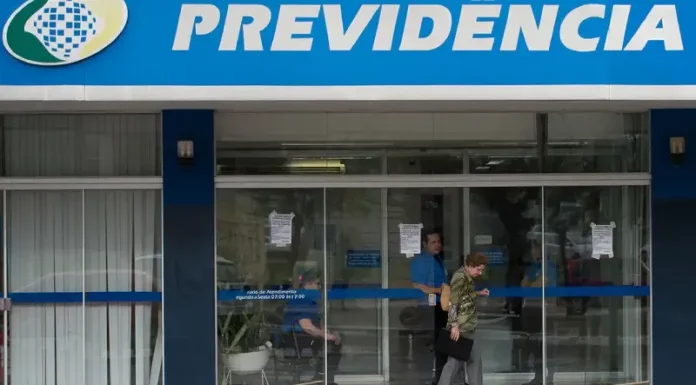 INSS abre agências neste fim de semana para antecipar atendimentos Foto da fachada de uma agência do INSS, mostrando a entrada do prédio e a identificação do órgão para ilustrar atendimento presencial.