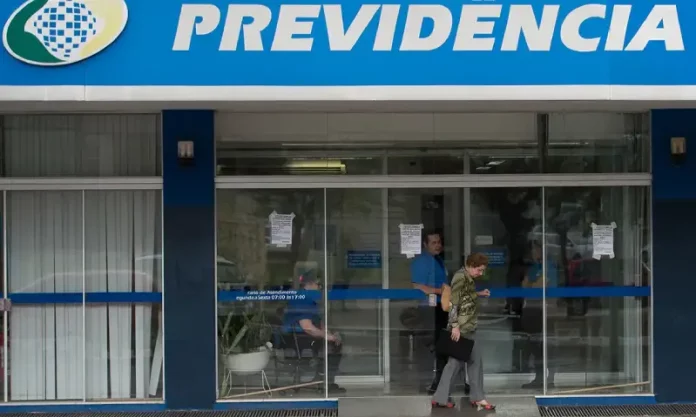 Agência do INSS (1) Foto da fachada de uma agência do INSS, mostrando a entrada do prédio e a identificação do órgão para ilustrar atendimento presencial.