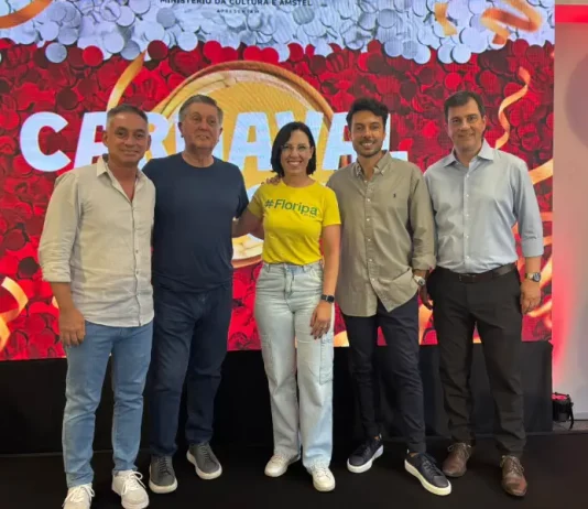Prefeito Topázio Neto, vice-prefeita Marlene Matos e representantes da Hit Makers apresentam detalhes e programação do Carnaval 2026 em Florianópolis.