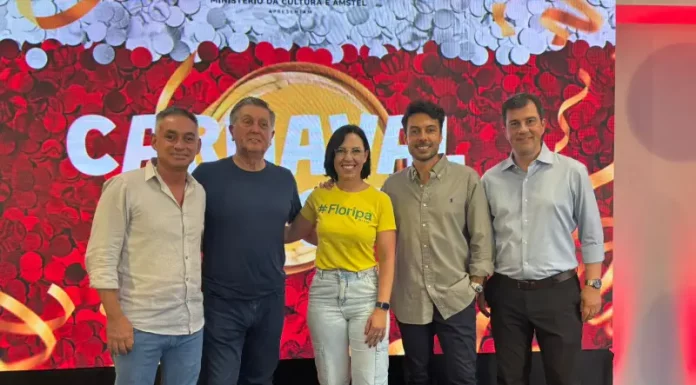 Prefeito Topázio Neto, vice-prefeita Marlene Matos e representantes da Hit Makers apresentam detalhes e programação do Carnaval 2026 em Florianópolis.