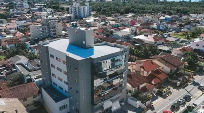 Biguaçu vai receber R$ 30 milhões do BNDES para obras em Saúde e Educação Prédio da Prefeitura de Biguaçu, sede administrativa do governo municipal e local de gestão de serviços públicos.