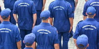 Grupo de bombeiros militares de Santa Catarina, vistos de costas e uniformizados, reunidos em formação, representando o efetivo do Corpo de Bombeiros Militar de Santa Catarina e ilustrando a abertura do processo seletivo para o Serviço Militar Estadual Temporário (SEMET), que visa reforçar as atividades operacionais da corporação em diversas regiões do estado.