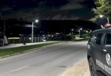 Ação da PMSC liberta vítimas de sequestro e resulta em prisões por extorsão e tráfico de drogas Viatura do Bope utilizada em operação da PMSC que resultou na libertação de vítimas de sequestro e na prisão de criminosos.