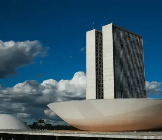 Câmara dos Deputados abre concurso para Policial Legislativo Federal com salário de R$ 21,3 mil Fachada da Câmara dos Deputados, em Brasília, relacionada ao concurso para Policial Legislativo Federal.