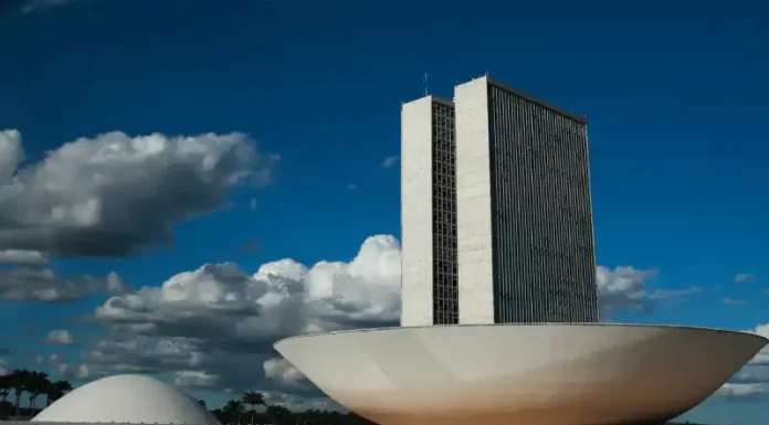 Câmara dos Deputados abre concurso para Policial Legislativo Federal com salário de R$ 21,3 mil Fachada da Câmara dos Deputados, em Brasília, relacionada ao concurso para Policial Legislativo Federal.