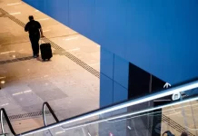 Passageiro caminhando no setor de desembarque do Aeroporto de Florianópolis, onde foram instaladas as Câmeras de reconhecimento facial