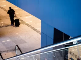 Passageiro caminhando no setor de desembarque do Aeroporto de Florianópolis, onde foram instaladas as Câmeras de reconhecimento facial