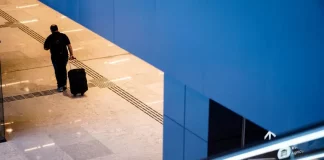 Passageiro caminhando no setor de desembarque do Aeroporto de Florianópolis, onde foram instaladas as Câmeras de reconhecimento facial