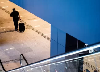 Aeroporto de Florianópolis ganha câmeras de reconhecimento facial nos terminais de desembarque Passageiro caminhando no setor de desembarque do Aeroporto de Florianópolis, onde foram instaladas as Câmeras de reconhecimento facial