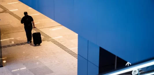 Passageiro caminhando no setor de desembarque do Aeroporto de Florianópolis, onde foram instaladas as Câmeras de reconhecimento facial