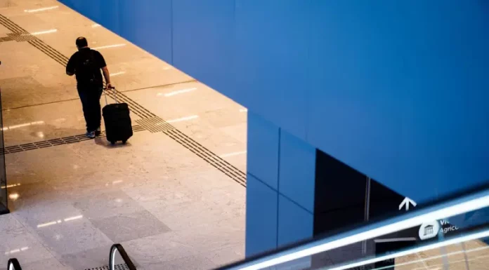 Passageiro caminhando no setor de desembarque do Aeroporto de Florianópolis, onde foram instaladas as Câmeras de reconhecimento facial