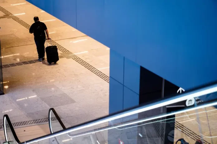 Câmera de reconhecimento facial Aeroporto de florianópolis Passageiro caminhando no setor de desembarque do Aeroporto de Florianópolis, onde foram instaladas as Câmeras de reconhecimento facial