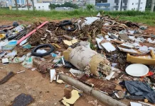São José em Ordem: prefeitura reforça fiscalização de terrenos baldios e descarte irregular Terreno baldio com lixo descartado irregularmente, alvo da campanha São José em Ordem para fiscalização e limpeza urbana.
