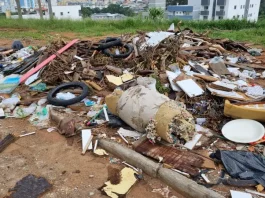 Terreno baldio com lixo descartado irregularmente, alvo da campanha São José em Ordem para fiscalização e limpeza urbana.