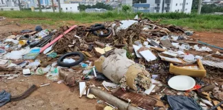 Terreno baldio com lixo descartado irregularmente, alvo da campanha São José em Ordem para fiscalização e limpeza urbana.