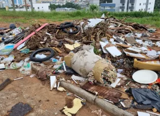 São José em Ordem: prefeitura reforça fiscalização de terrenos baldios e descarte irregular Terreno baldio com lixo descartado irregularmente, alvo da campanha São José em Ordem para fiscalização e limpeza urbana.