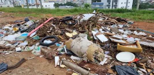 Terreno baldio com lixo descartado irregularmente, alvo da campanha São José em Ordem para fiscalização e limpeza urbana.