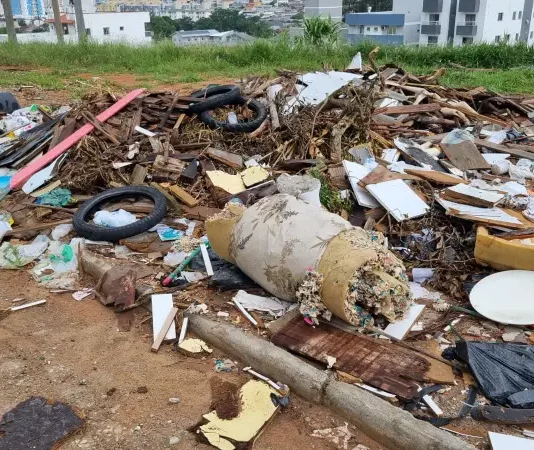 São José em Ordem: prefeitura reforça fiscalização de terrenos baldios e descarte irregular Terreno baldio com lixo descartado irregularmente, alvo da campanha São José em Ordem para fiscalização e limpeza urbana.