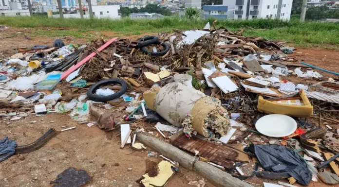 Terreno baldio com lixo descartado irregularmente, alvo da campanha São José em Ordem para fiscalização e limpeza urbana.