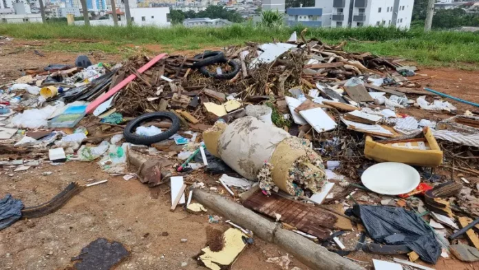 Terreno baldio com lixo descartado irregularmente, alvo da campanha São José em Ordem para fiscalização e limpeza urbana.